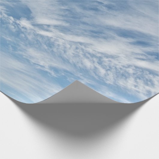 Blauwe hemel verstrooide witte wolken cadeaupapier (Hoek)