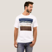 Blauwe hemel, witte golven, bruin zand t-shirt (Voorkant volledig)