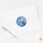 Blauwe Hemel Witte Wolken Adelaar Vogels Boom Gras Ronde Sticker (Envelop)
