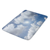 Blauwe hemel, wolken, jouw tekst en ideeën badmat (Gekanteld)