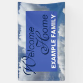 Blauwe hemel, wolken, jouw tekst en ideeën spandoek (Verticaal)