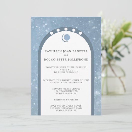 Blauwe hemelse bruiloft uitnodiging (Staand voorkant)