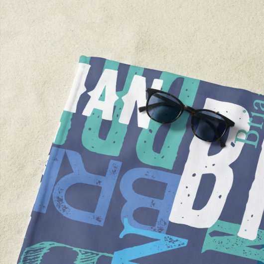 Blauwe herhalende namen strandlaken (In situ)