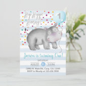 Blauwe hippo jongen eerste verjaardag uitnodiging. kaart (Staand voorkant)