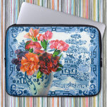 Blauwe hoes voor wilde laptop<br><div class="desc">Kleurrijke bloemen in een vaas zijn gerangschikt voor een traditioneel blauw wildevormig ontwerp. De blauwe patronen van de vase echo de kleuren en de stijl van de Aziatische geïnspireerde achtergrond. De heldere bloemen hebben een hedendaagse look, ook al zijn ze op een antiek, Victoriaans handelskaart gedrukt. Dit prachtige afbeelding kan...</div>