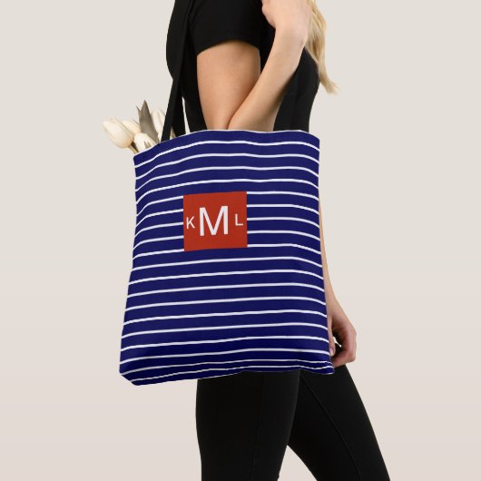 Blauwe horizontale strepen Rood monogram Sjabloon Tote Bag (Dichtbij)