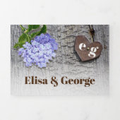 Blauwe hortensia en hart op houten rustieke bruilo drieluik uitnodiging (Cover)