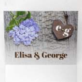 Blauwe hortensia en hart op houten rustieke bruilo drieluik uitnodiging (Binnenzijde eerst)