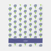 Blauwe Hortensia Groene Vaas Kust Monogram Fleece Deken (Voorkant)