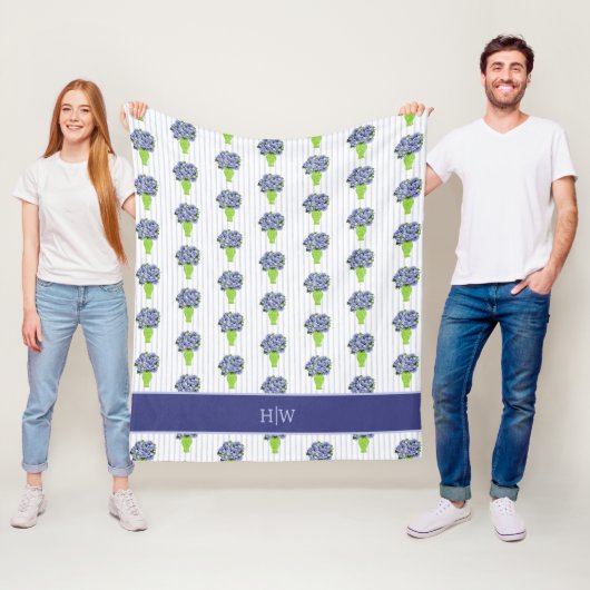 Blauwe Hortensia Kust Bloemenvase Monogram Fleece Deken (In situ)
