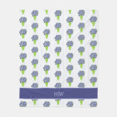 Blauwe Hortensia Kust Bloemenvase Monogram Fleece Deken (Voorkant)