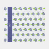 Blauwe Hortensia Kust Bloemenvase Monogram Fleece Deken (Voorkant (Horizontaal))