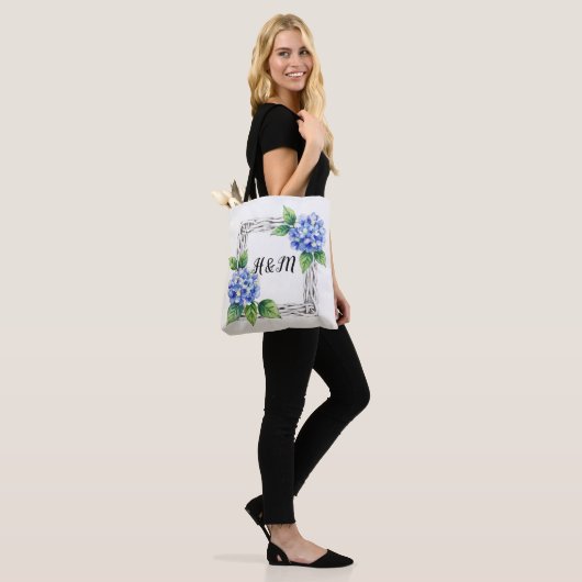 Blauwe Hortensia Rand Maatwerk Tote Bag (Op model)