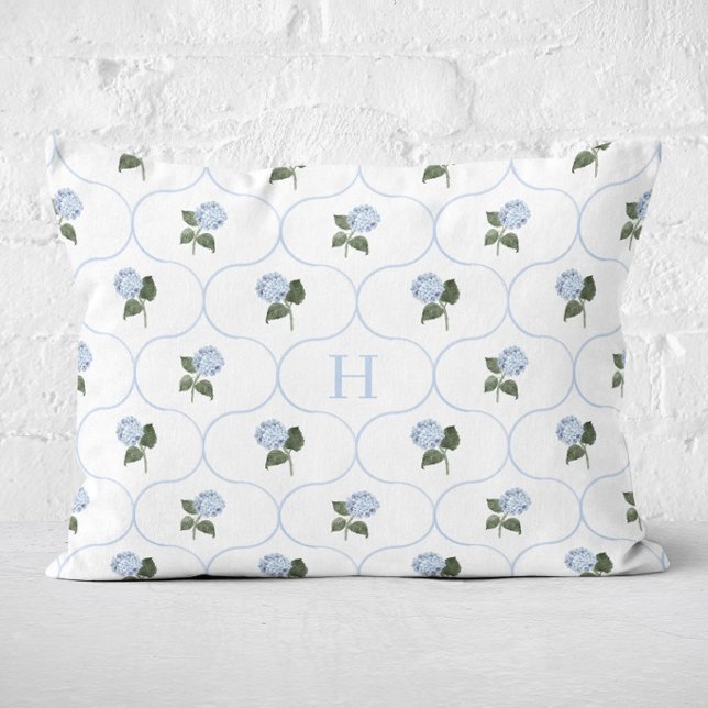 Blauwe Hortensia Traliewerk Monogram   Accent Kussen (Hydrangea Blue Trellis Monogram Lumbar Pillow)