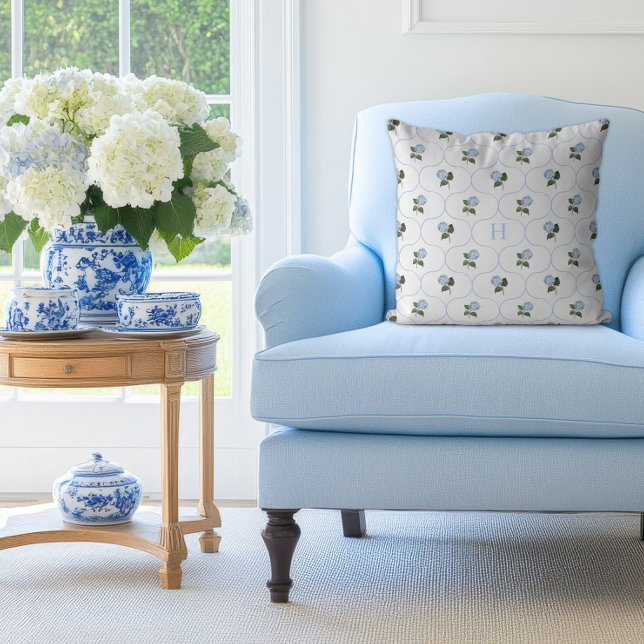 Blauwe Hortensia Traliewerk Monogram   Kussen (Hydrangea Blue Trellis Pillow)
