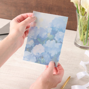 Blauwe hortensia's aangepaste namen bruiloft overl vellum uitnodigingen