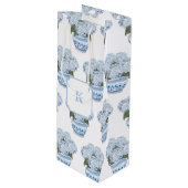 Blauwe hortensia's in Chinoiserie Pot Wijn Cadeautas (Voorkant Gekanteld)