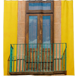 Blauwe houten deur op een geel betongebouw douchegordijn