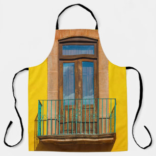 Blauwe houten deur op een geel betongebouw schort