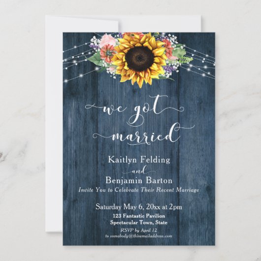 Blauwe houten zonnebloemlichten we zijn getrouwd kaart (Voorkant)