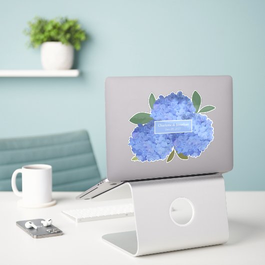 Blauwe Hydrangea Bloemenbruiloft Gepersonaliseerde Sticker (Laptop op bureau)