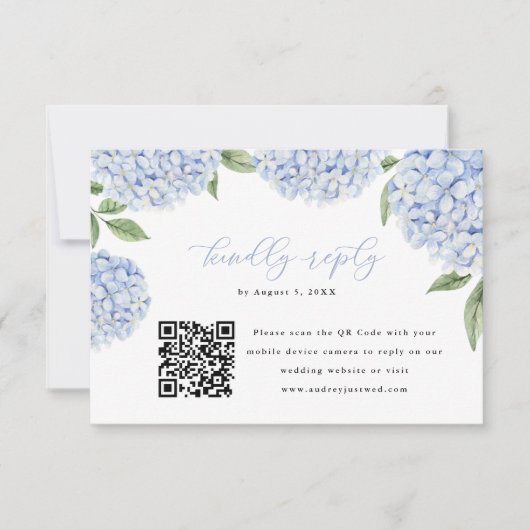 Blauwe Hydrangea Bloom QR Code Kalligrafie Beantwo RSVP Kaartje (Voorkant)