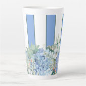 Blauwe Hydrangea en Bloemgestreepte Latte Mok (Voorkant)