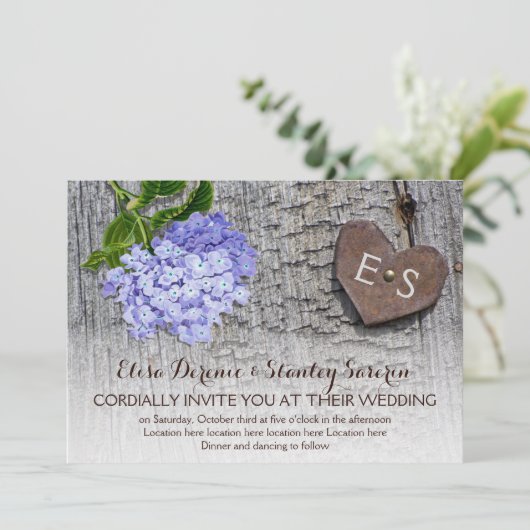 Blauwe hydrangea & hart, monogram op houtbruiloft kaart (Staand voorkant)