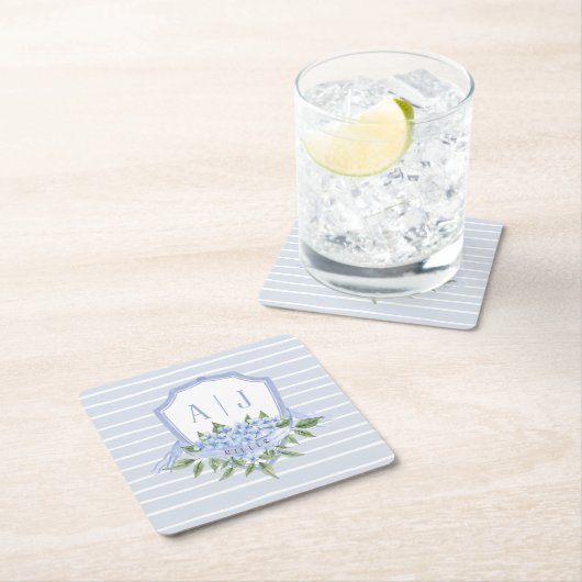 Blauwe Hydrangea Monogram Crest met Strepen Kartonnen Onderzetters (Insitu)