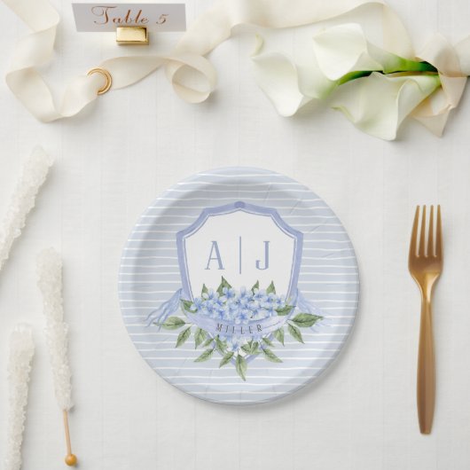 Blauwe Hydrangea Monogram Crest met Strepen Papieren Bordje (Huwelijk)