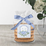 Blauwe Hydrangea Monogram Kam met Strepen Favor Vierkante Sticker<br><div class="desc">Dit prachtige ontwerp is voorzien van uw aangepaste tekst in de waterverf beschilderde kuif met een lint en hortensia's. Gebruik het sjabloon formulier om uw gegevens toe te voegen.</div>