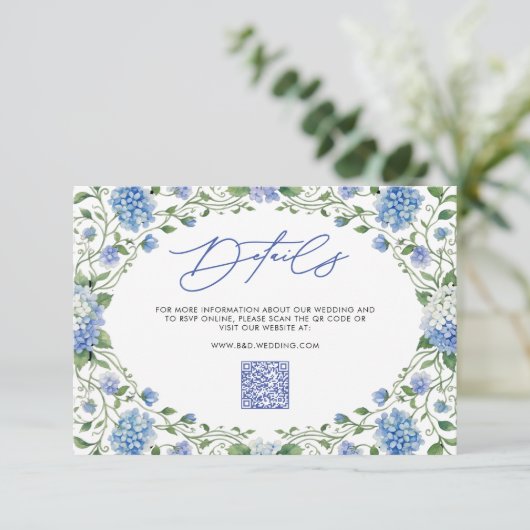 Blauwe Hydrangea QR Code Huwelijksdetails Informatiekaartje (Staand voorkant)