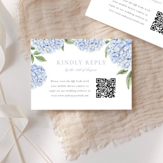 Blauwe Hydrangea Rand Moderne QR Code Huwelijksrea RSVP Kaartje