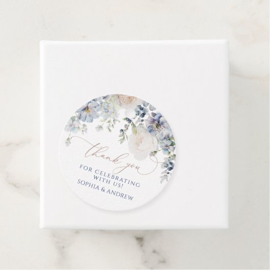 Blauwe Hydrangea & Roze Roze Bruiloft Favor Labels (In situ)