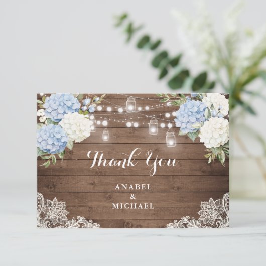 Blauwe Hydrangea rustieke houten string licht brui Bedankkaart (Staand voorkant)