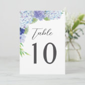 Blauwe Hydrangea Trouwreceptie Tafel Nummers Kaart (Staand voorkant)