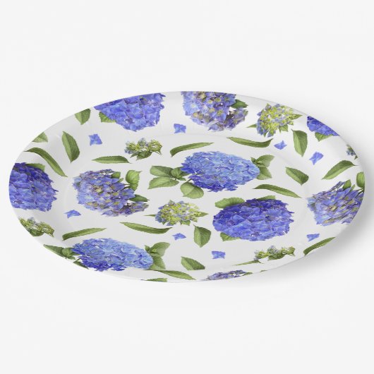 Blauwe hydrangeas over het gehele botanische ontwe papieren bordje (Gekanteld)
