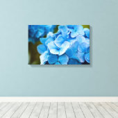 Blauwe hydrangebloem Canvas druk (Insitu (Houten vloer))