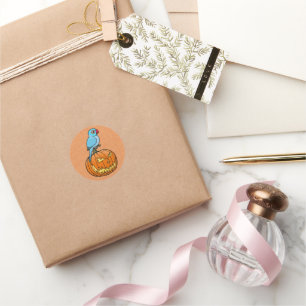 Blauwe Indische Ringhalsparkiet op Halloweenpompoe Ronde Sticker