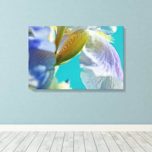 Blauwe iris, blauwe hemel canvas afdruk (Insitu (Houten vloer))