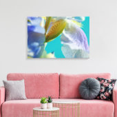 Blauwe iris, blauwe hemel canvas afdruk (Insitu (Woonkamer))