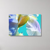 Blauwe iris, blauwe hemel canvas afdruk (Voorkant)