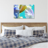 Blauwe iris, blauwe hemel canvas afdruk (Insitu (Slaapkamer))
