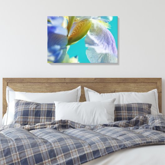 Blauwe iris, blauwe hemel canvas afdruk (Insitu (Slaapkamer))