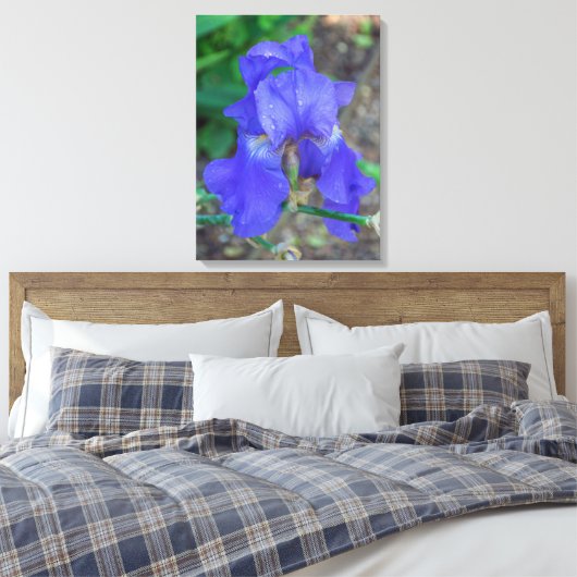 Blauwe iris bloem uitzicht canvas print (Insitu (Slaapkamer))