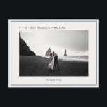 Blauwe ivoor foto bruiloft Dank u Briefkaart<br><div class="desc">Gepersonaliseerde eenvoudig marineblauw Stijlvol Modern Cool ivoor Foto bruiloft Dank u Foto Briefkaarten met elegante en minimalistische schreefloos lettertype, aangepaste foto, paar namen, adres van de afzender, trouwdatum en locatie, website link voor uitnodiging te volgen, volledig aanpasbare achtergrond en een vet, cool grafisch zwarte rand (optioneel). Pas uw bedankkaart aan...</div>