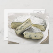 Blauwe kaas met stukken gesneden op papier briefkaart (Voorkant / Achterkant)