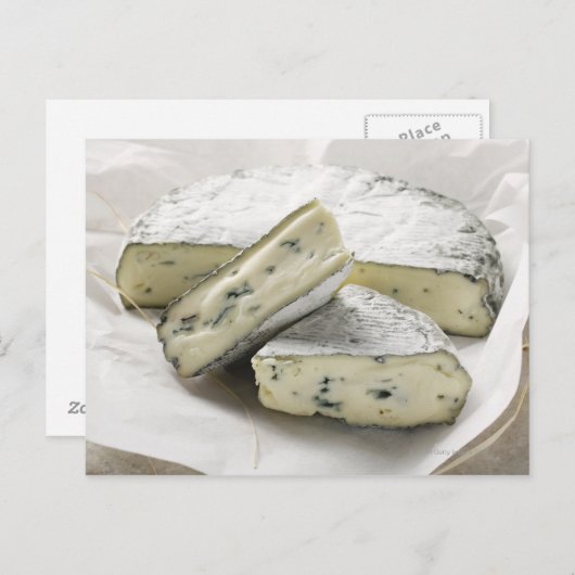 Blauwe kaas met stukken gesneden op papier briefkaart (Voorkant / Achterkant)