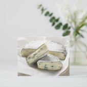 Blauwe kaas met stukken gesneden op papier briefkaart (Staand voorkant)