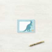 Blauwe kangoeroenbreipennen, bold van garen post-it® notes (Op bureau)